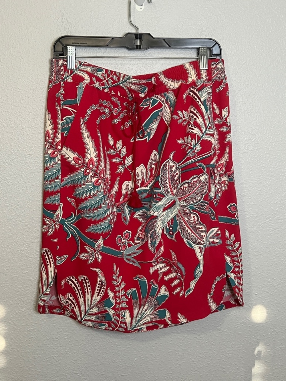 Loft Pull On Floral Skirt Red/White Size Medium